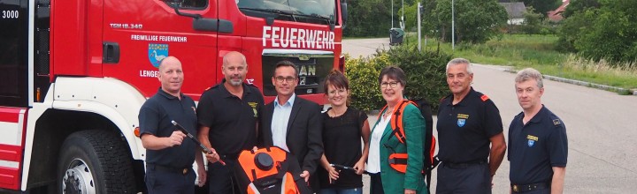 Vorsorge zur Waldbrandbekämpfung: Feuerwehr bedankt sich für Löschrucksäcke