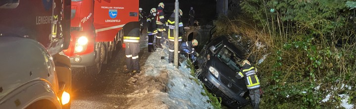 Fahrzeugbergung aus Bachbett