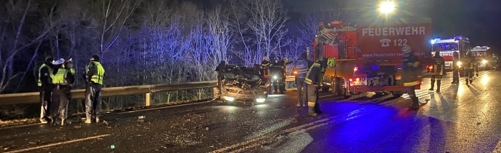 Verkehrsunfall mit einer eingeklemmten Person auf der B37