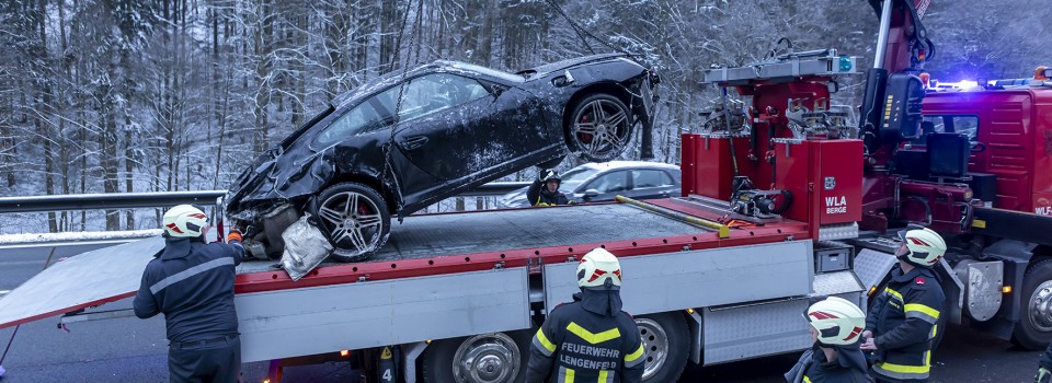 Porsche bei mehrfachen Überschlag auf der B37 zerstört