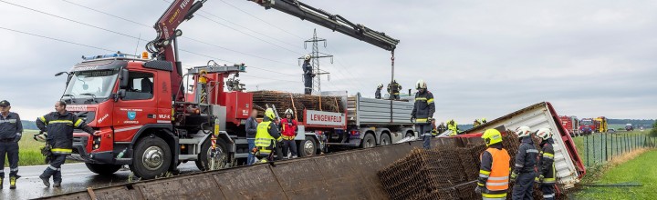 LKW-Bergung nach Verkehrsunfall auf der B37