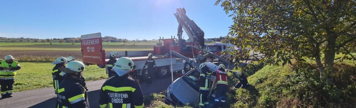 Verkehrsunfall mit einer eingeschlossenen Person