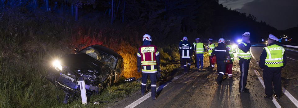 Insassen bleiben bei Fahrzeugüberschlag auf der B37 unverletzt