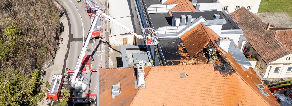 Großaufgebot an Einsatzkräften bei Dachstuhlbrand in Rehberg