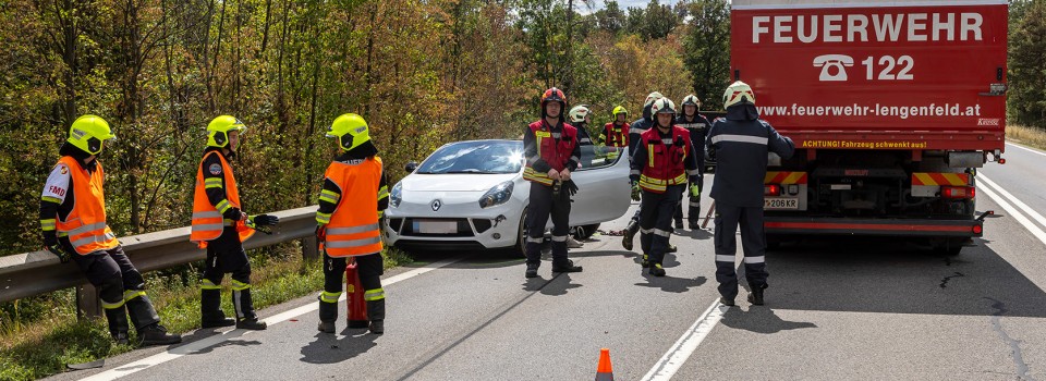 Pkw beim Überholen gerammt - Zweifache Fahrzeugbergung auf der B37