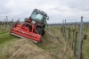 Traktor gerät beim Arbeiten in eine gefährliche Schräglage