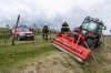 Traktor gerät beim Arbeiten in eine gefährliche Schräglage