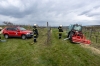Traktor gerät beim Arbeiten in eine gefährliche Schräglage