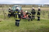 Traktor gerät beim Arbeiten in eine gefährliche Schräglage
