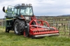 Traktor gerät beim Arbeiten in eine gefährliche Schräglage