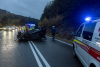Pkw überschlägt sich auf der B37 und landet am Dach liegend auf der Straße