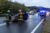 Pkw überschlägt sich auf der B37 und landet am Dach liegend auf der Straße