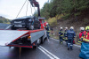 Pkw überschlägt sich auf der B37 und landet am Dach liegend auf der Straße