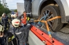 Person nach Fahrzeugüberschlag auf der B37 im Pkw eingeschlossen