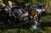 Pkw kommt in einer Serpentine der L73 von der Straße ab und landet am Dach