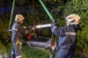 Pkw kommt in einer Serpentine der L73 von der Straße ab und landet am Dach